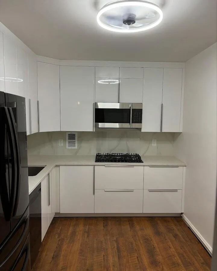 Renovated kitchen with quartz countertops in La Marque